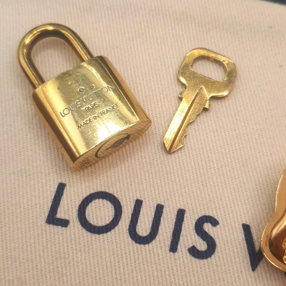 LOUIS VUITTON LOCK/KEY🔐 # 306 W/ New Fashion Bag charm - Picture 5 of 7